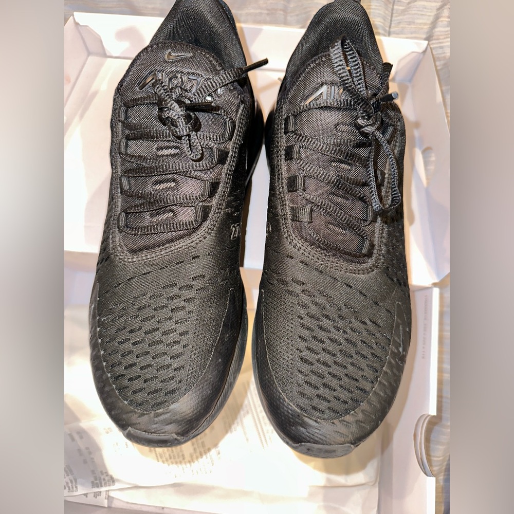 Men’s 8.5 airmax 270- EUC black